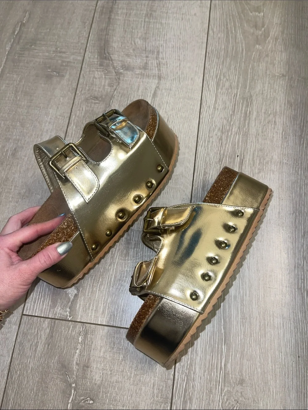 ✨💛Gold platform sandals size 6-never worn!💛✨